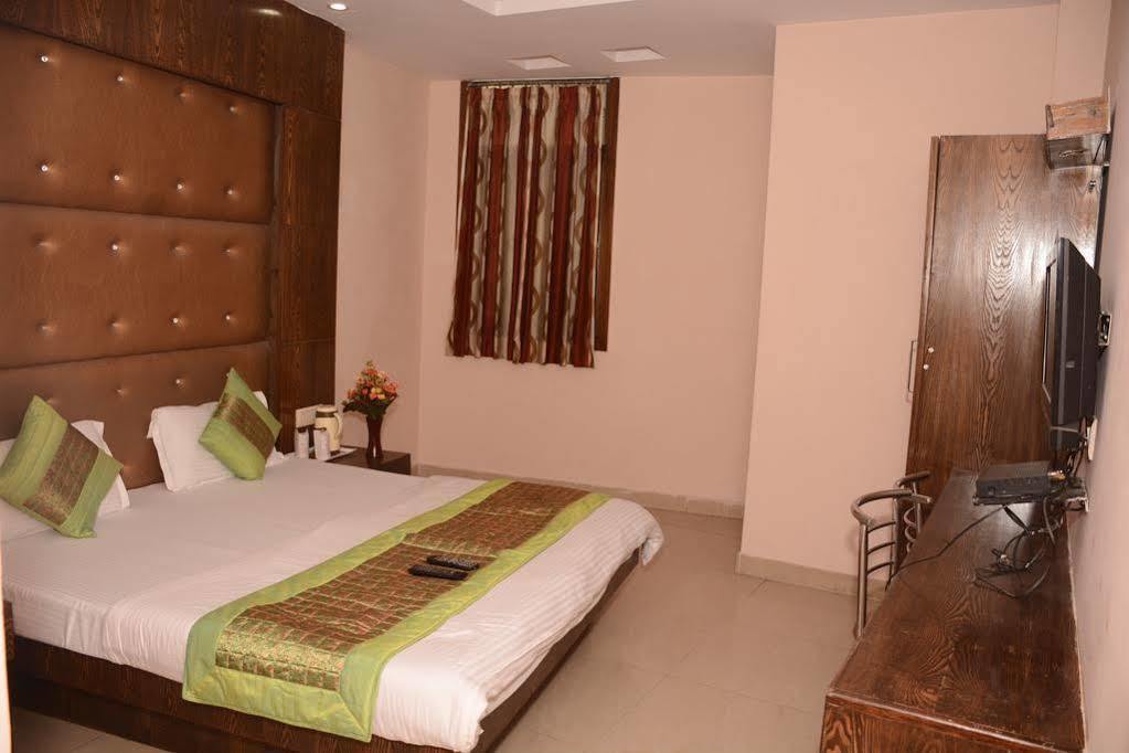 Oyo 6096 Hotel Maharani Palace Neu-Delhi Exterior foto